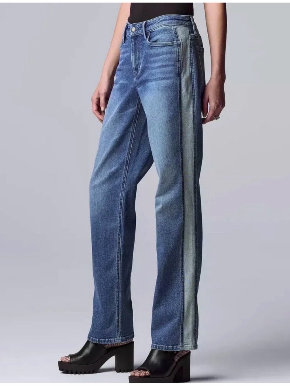 Women’s Simply Vera MidRise Straight Jeans (size 8)